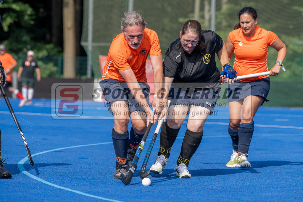 SFE_20240817_0014 | Krefeld, Deutschland, 17.08.2024:  European Cup for Recreational Hockey Players im KTHC Stadion Rot-Weiss Köln Tennis and Hockey Club am 17.08.2024 in Krefeld, Deutschland. (Foto von Stephan Fehrmann)Krefeld, Germany, 17.08.2024: European Cup for Recreational Hockey Players in KTHC Stadion Rot-Weiss Köln Tennis and Hockey Club at 17.08.2024 in Krefeld, Deutschland. (Foto from Stephan Fehrmann)