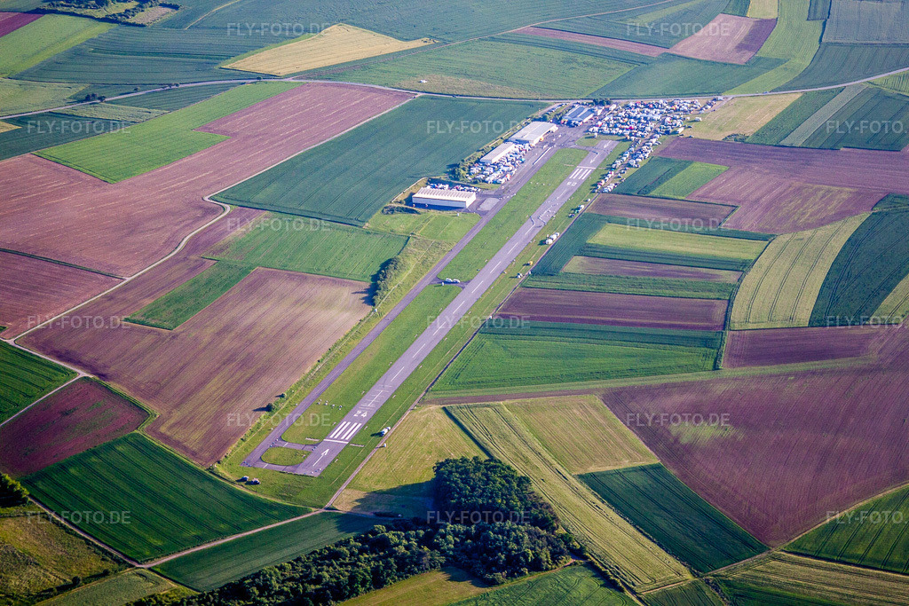 Luftbild: Start- und Landebahn mit Rollfeldgelände des Flugplatz Walldürn in Walldürn im Bundesland Baden-Württemberg in Deutschland. Foto: IMG_66281.jpg vom 30.05.2014 durch Werner Riehm/FLY-FOTO.de