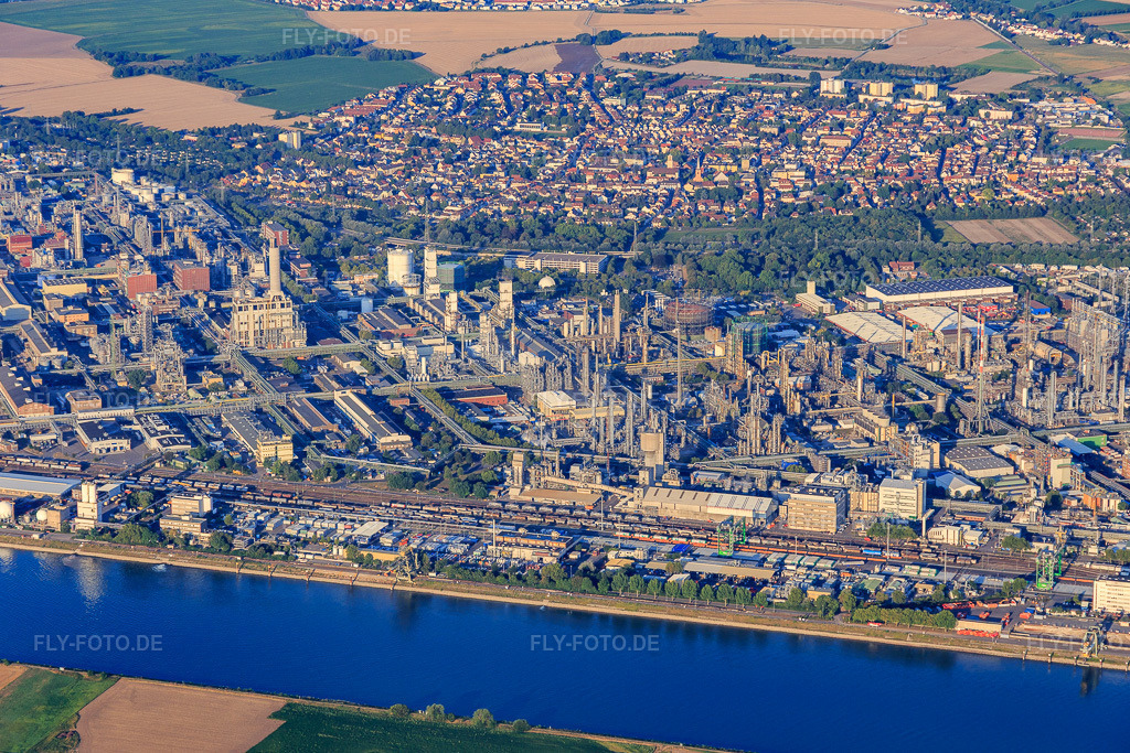 Luftbild: BASF Kompressorenstraße im Ortsteil BASF in Ludwigshafen im Bundesland Rheinland-Pfalz in Deutschland. Foto: IMG_109495.jpg vom 31.07.2018 durch Werner Riehm/FLY-FOTO.deWWW.BASF.COM