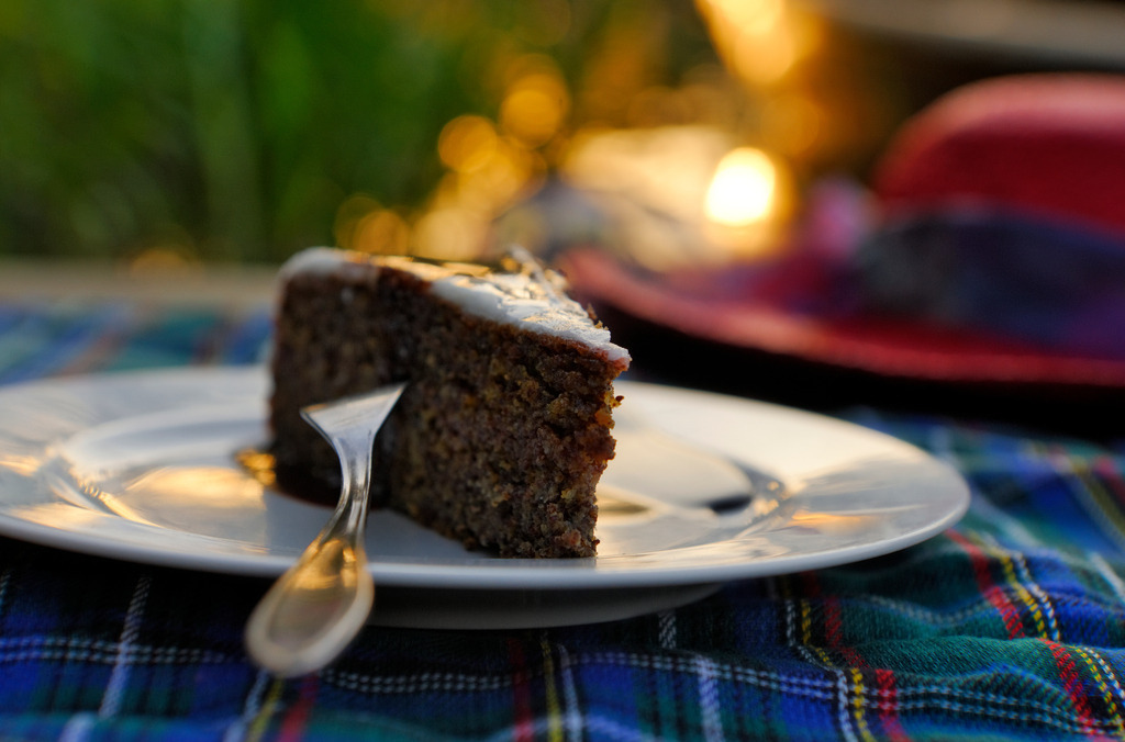Mohntorte auf Teller | Drosendorf, Austria - August 23, 2011: Eine Picknickdecke mit Mohntorte auf dem Teller und einem roten Sommerhut. - Realisiert mit Pictrs.com