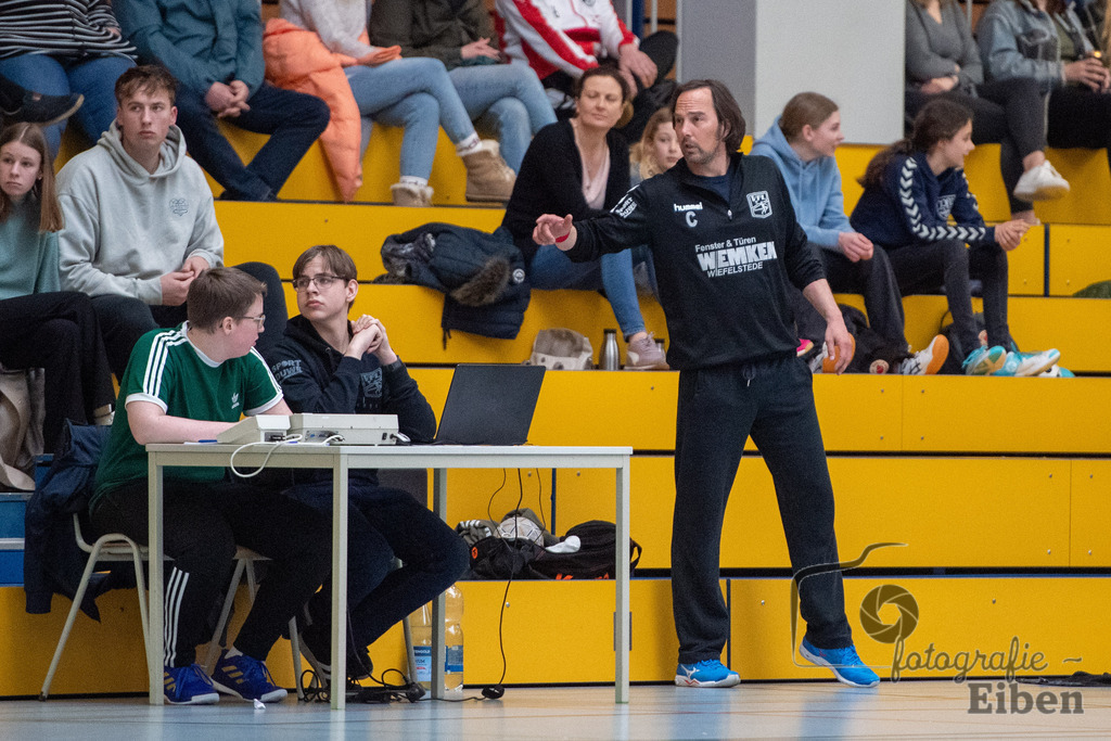 VfL Rastede-TvdH Oldenburg 2 | Landesliga Männer ;VfL Rastede (blau)-TvdH Oldenburg 2 (rot) am 15.04.2023 in Rastede (Mehrzweckhalle Feldbreite), Deutschland, Photo: Philip Eiben 2023 - Realisiert mit Pictrs.com