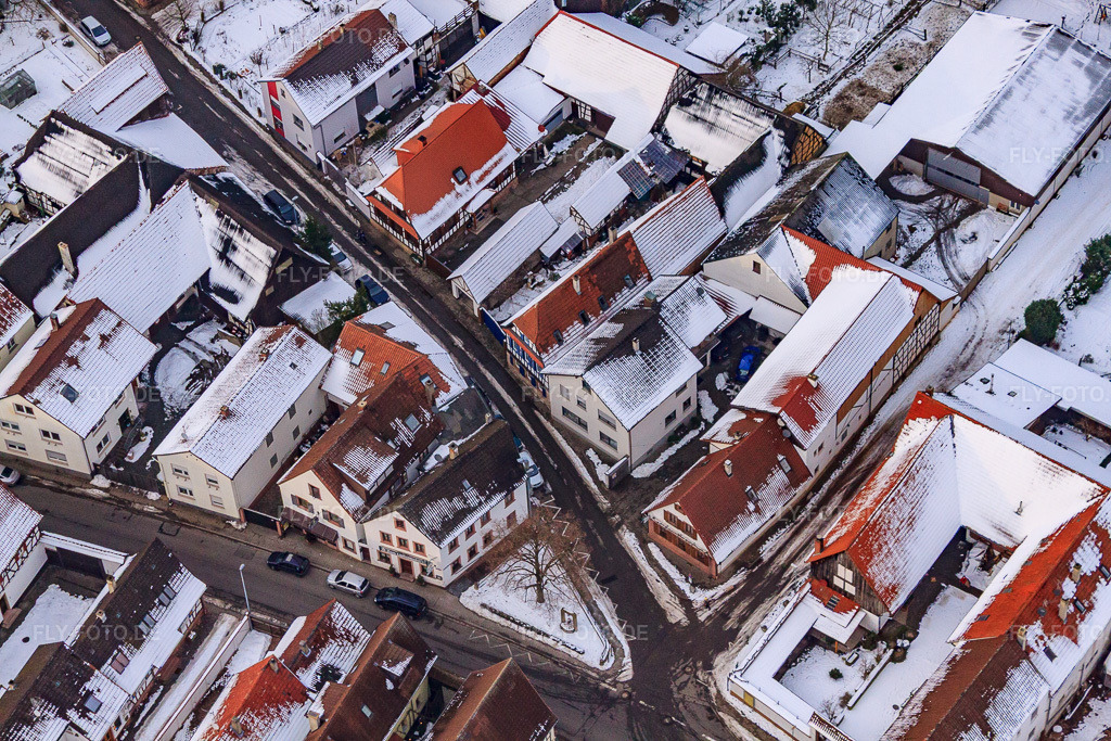 Luftbild: Raiffeisenstraße x Hauptstraße bei Schnee in Winden im Bundesland Rheinland-Pfalz in Deutschland. Foto: IMG_23745.jpg vom 16.01.2010 durch Werner Riehm/FLY-FOTO.de