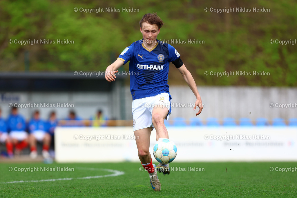 NH_HolsteinKielU19_1FCHeidenheimU19_DFBNachwuchsliga_18042026 | #2 Delf Berndt (Holstein Kiel U19)Fußball I Herren I U19 DFB-Nachwuchsliga Hauptrunde Liga A, Gruppe B I Saison 2025-2026 I 9. Spieltag I Holstein Kiel U19 - 1. FC Heidenheim U19 I 18.04..2026 I Citti-Fußball-Park