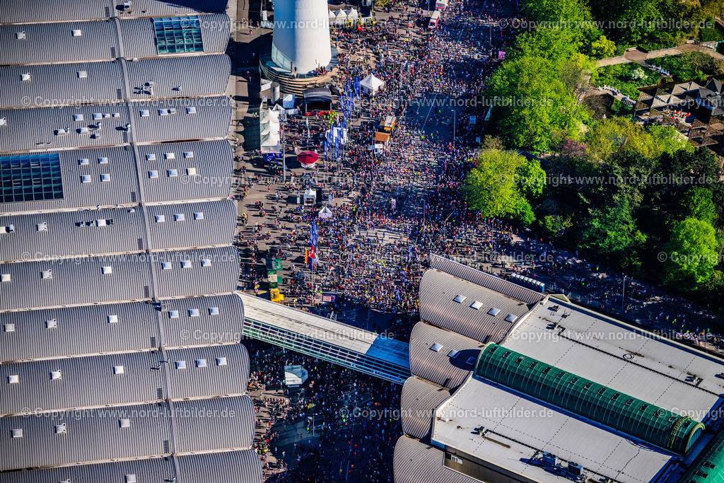 Hamburg_Marathon_Messehallen_Start_ELS_1888270425 | HAMBURG 27.04.2025 Teilnehmer der Sportveranstaltung " Hamburg Marathon " auf dem Veranstaltungsgelände an der Rentzelstraße, Tiergartenstraße im Ortsteil Rotherbaum in Hamburg, Deutschland. Weiterführende Informationen bei: Marathon Hamburg Veranstaltungs GmbH. // Participants of the sporting event " Hamburg Marathon " at the event area on street Rentzelstrasse, Tiergartenstrasse in the district Rotherbaum in Hamburg, Germany. Further information at: Marathon Hamburg Veranstaltungs GmbH. Foto: Martin Elsen