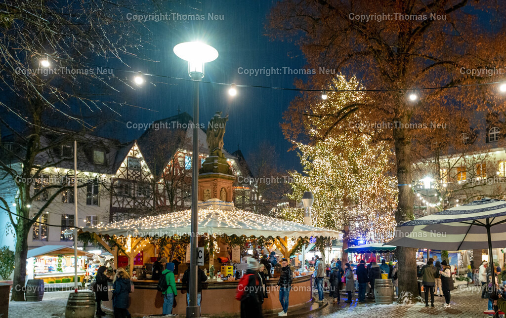 DSC_3261 | Blick auf den Weihnachtsmarkt in Bensheim mit dem Marktbrunnen und den Buden auf dem Marktplatz
