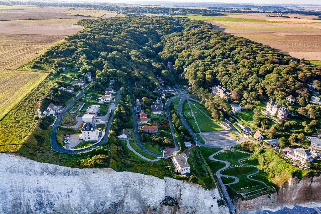 Aerial view: Cise clapboard in Ault in the state Somme, France.Photo: IMG_70843.jpg taken on 08/24/2014 by Werner Riehm/FLY-FOTO.comResolution of the original: 4752 x 3168 px