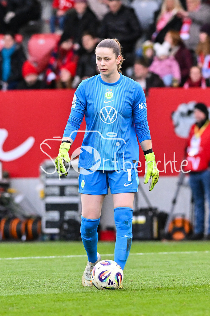 FC Bayern München - VfL Wolfsburg | MUNICH, GERMANY - 22. FEBRUARY: am Ball Stina JOHANNES (VfL Wolfsburg Frauen 1) / Einzelfoto / Freisteller während dem Spiel zwischen den Frauen des FC Bayern München und den Frauen des VfL Wolfsburg am 19. Spieltag der Google Pixel Frauen-Bundesliga am FC Bayern Campus