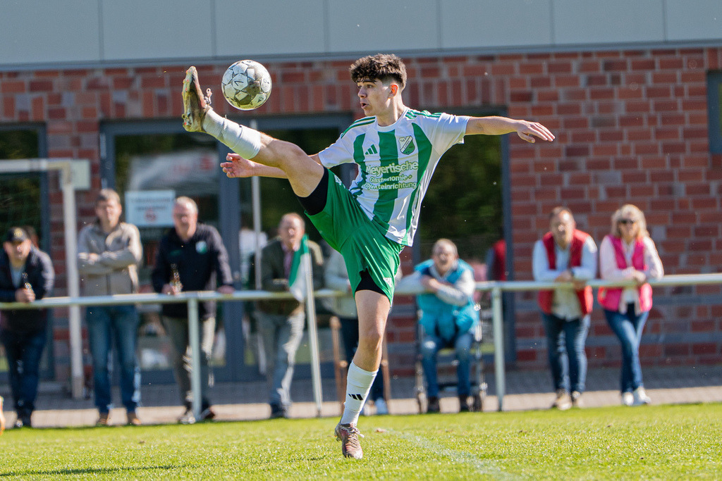 Fußball I Herren I Saison 2025-2026 I Bezirksliga Weser-Ems 4 I 29. Spieltag I TuS Lutten - SV Holdorf I 12306 | jns.sportfotos - Realisiert mit Pictrs.com