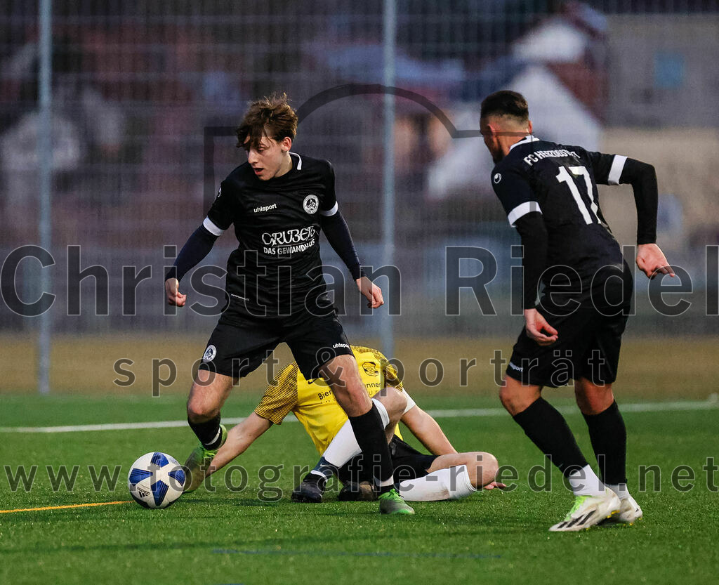 2024-02-17_046_FC_Herzogstadt_gegen_FC_Moosinning_II | Erding, Deutschland, 17.02.2024:
Fußball, Kreisklasse 2023 / 2024, Testspiel, FC Herzogstadt gegen FC Moosinning II, Endergebnis: 2:2

Lino Oeder (FC Herzogstadt, #14), Stefan Erl (FC Moosinning, #18), Attila Lanzendorfen (FC Herzogstadt, #17)

Foto: Christian Riedel / fotografie-riedel.net