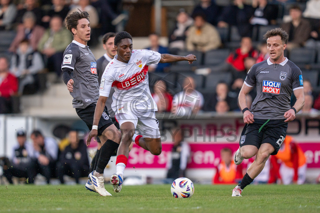 VfB Stuttgart II vs. SSV Ulm 1846 Fussball, Fussball, 3. Liga, 32. Spieltag, 08.04.2026 | Justin Diehl (VfB Stuttgart II, #26) im Dribbling,VfB Stuttgart II vs. SSV Ulm 1846 Fussball, Fussball, 3. Liga, 32. Spieltag, 08.04.2026DFB regulations prohibit any use of photographs as image sequences and/or quasi-video