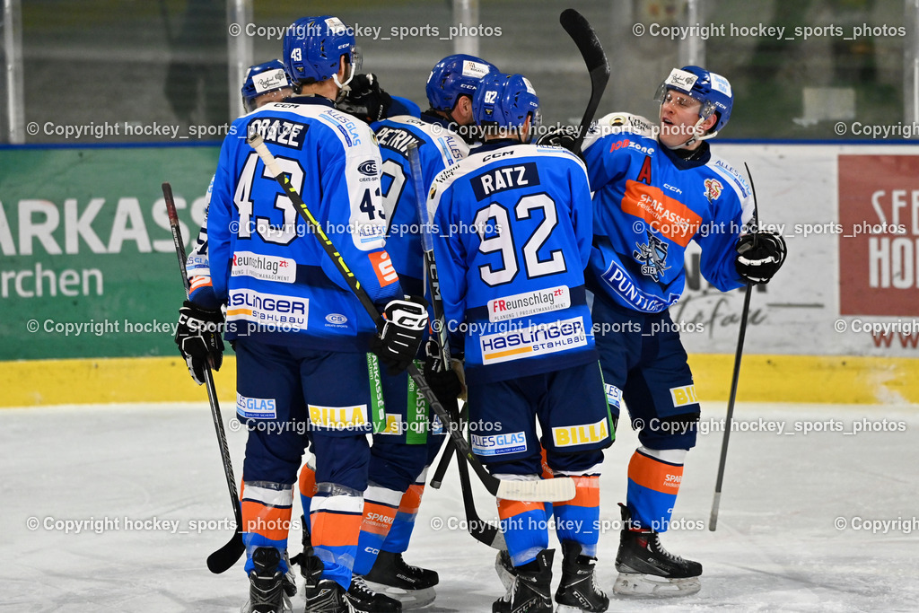ESC SPARKASSE STEINDORF vs. EV ZELTWEG MURTAL LIONS | Jubel ESC Steindorf Mannschaft, #92 Ratz Patrick ESC Steindorf, #43 Oraze Martin ESC Steindorf, #79 Petrik Benjamin ESC Steindorf, #46 Maurer Julian ESC Steindorf, ESC SPARKASSE STEINDORF vs. EV ZELTWEG MURTAL LIONS, ESC SPARKASSE STEINDORF vs. EV ZELTWEG MURTAL LIONS am 27.12.2025 in Steindorf (Ossiachersee Halle), Austria, (Photo by Bernd Stefan)