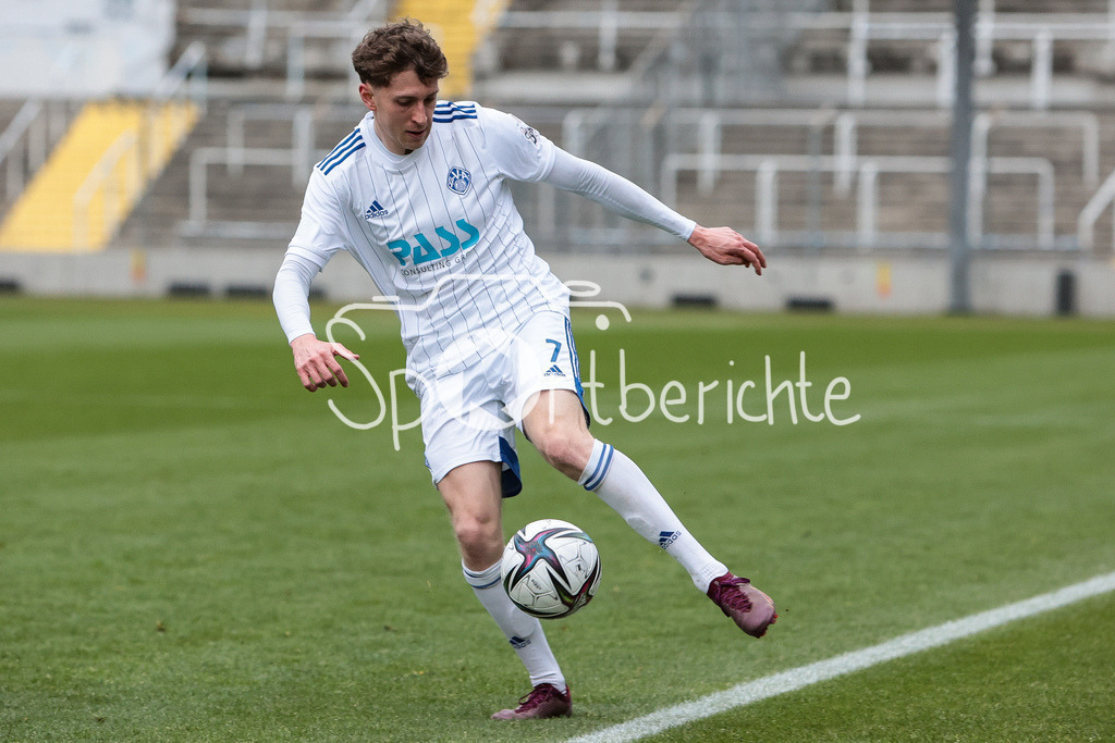 Türkgücü München - SV Viktoria Aschaffenburg | Benedict LAVERTY (SVVA #7) am Ball / Freisteller / Einzelfoto