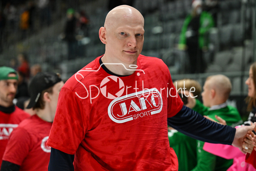 Augsburger Panther - Nürnberg Ice Tigers | Das Team der Augsburger Panther feiert zusammen mit den Fans den Heimsieg gegen Nuernberg / DEL: Augsburger Panther - Nuernberg Ice Tigers, Curt Frenzel Stadion am 06.12.2024 / Denis REUL (Augsburger Panther #29)