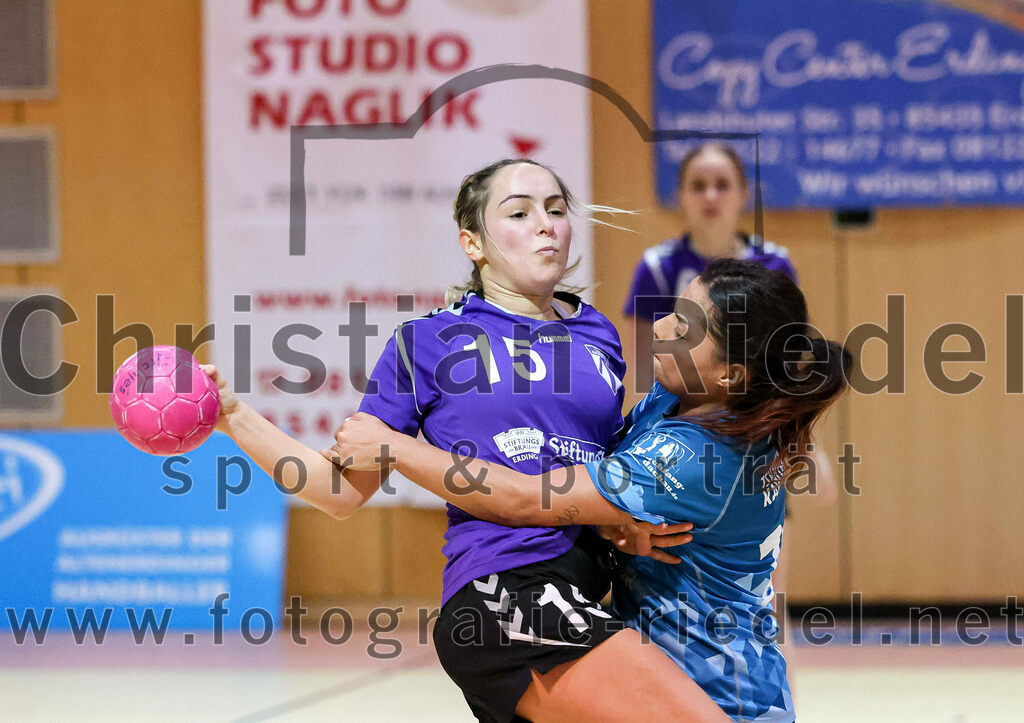 2023-01-21_039_SpVgg_Altenerding_gegen_TSV_Karlsfeld | Erding, Deutschland, 21.01.2023:
Handball, Bezirksoberliga Frauen Altbayern 2022 / 2023, 8. Spieltag, SpVgg Altenerding gegen TSV Karlsfeld, Endergebnis: 28:24

Lena Prem (SpVgg Altenerding, #15), Laura Haitz (TSV Eintracht Karlsfeld, #26)

Foto: Christian Riedel / fotografie-riedel.net