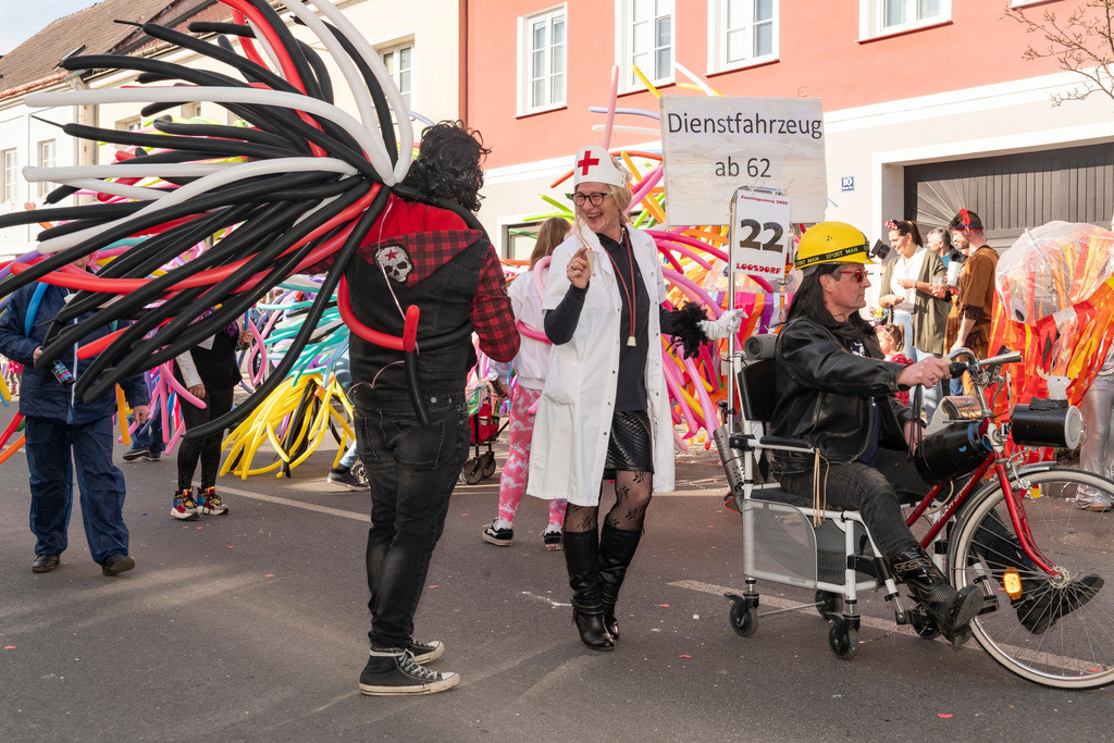 Umzug2025-123_9072 | Fotostrecke: FASCHINGSUMZUG 2025 in Loosdorf. 22 Masken(gruppen)-Teilnehmer: Loosdorfer Vereine, Wirtschaftstreibende, Gemeindeabordnungen sowie Kreditinstitute. rund 700 Besucher entlang der Hauptstrasse. Veranstaltungs-Sicherung durch Mannschaft der FF-Loosdorf mit schwerem Gerät. Maskenprämierung am EKZ-Platz durch Bgm. Thomas Vasku in den Kategorien: Bester Festwagen (Fa. gkonzept-Groissenberger; Beste Personengruppe-ASK-Loosdorf; Beste Einzelperson; Weiteste Anreise-FF Schollach;
