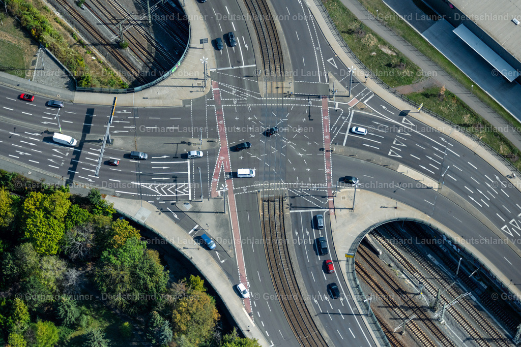 4041148 | LEIPZIG 15.09.2020 Straßenverkehr im Verlauf der Straßenkreuzung Rackwitzer Straße - Berliner Straße im Ortsteil Abtnaundorf in Leipzig im Bundesland Sachsen, Deutschland. // Road over the crossroads Rackwitzer Strasse - Berliner Strasse in the district Abtnaundorf in Leipzig in the state Saxony, Germany. Foto: Gerhard Launer