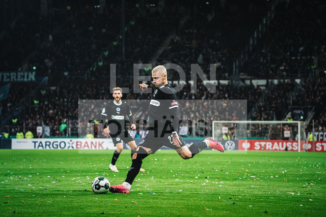 DFB-Pokal: St. Pauli vs. TSG Hoffenheim, 28.10.2025 | HAMBURG, GERMANY - OCTOBER 28: Louis Oppie (FC St. Pauli, 23) shoots the ball during the DFB-Pokal match between DFB-Pokal: St. Pauli vs. TSG Hoffenheim at Millerntor-Stadion on round 2 of the DFB-Pokal on October 28, 2025 in Hamburg, Germany. DFL REGULATIONS PROHIBIT ANY USE OF PHOTOGRAPHS AS IMAGE SEQUENCES AND/OR QUASI-VIDEO. - Realisiert mit Pictrs.com