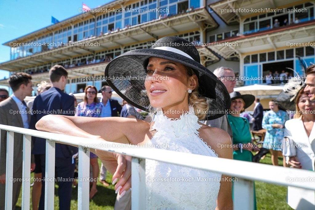 BBmx31082501057 | 2025.08.31, Promis beim Renntag auf der Galopprennbahn Baden-Baden in Iffezheim. Die Gäste genießen die elegante Atmosphäre beim Pferderennen. Sylvie Meis (Model und Markenbotschafterin des Casino Baden-Baden) steht am Geläuf und schaut die Rennen an