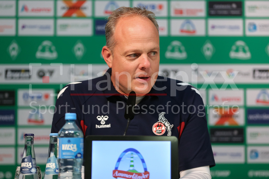 Fussball, Google Pixel Frauen-Bundesliga, SV Werder Bremen - 1. FC Köln | v.li.: Daniel Weber (Trainer, 1. FC Köln) während der Pressekonferenz, Portrait, Nahaufnahme, Einzelfoto, Einzelbild, DIE DFB-RICHTLINIEN UNTERSAGEN JEGLICHE NUTZUNG VON FOTOS ALS SEQUENZBILDER UND/ODER VIDEOÄHNLICHE FOTOSTRECKEN. DFB REGULATIONS PROHIBIT ANY USE OF PHOTOGRAPHS AS IMAGE SEQUENCES AND/OR QUASI-VIDEO.