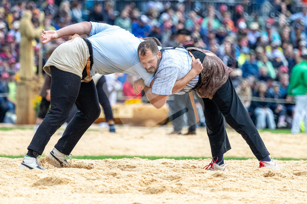 ESAF2025_01Gang_4823 | Die Schwinger des Schwyzer Kantonalen Schwingerverbandes: Fotos, die Dynamik und Leidenschaft festhalten, sowie emotionale Momente aus dem traditionellen Schwingsport zeigen. - Realisiert mit Pictrs.com