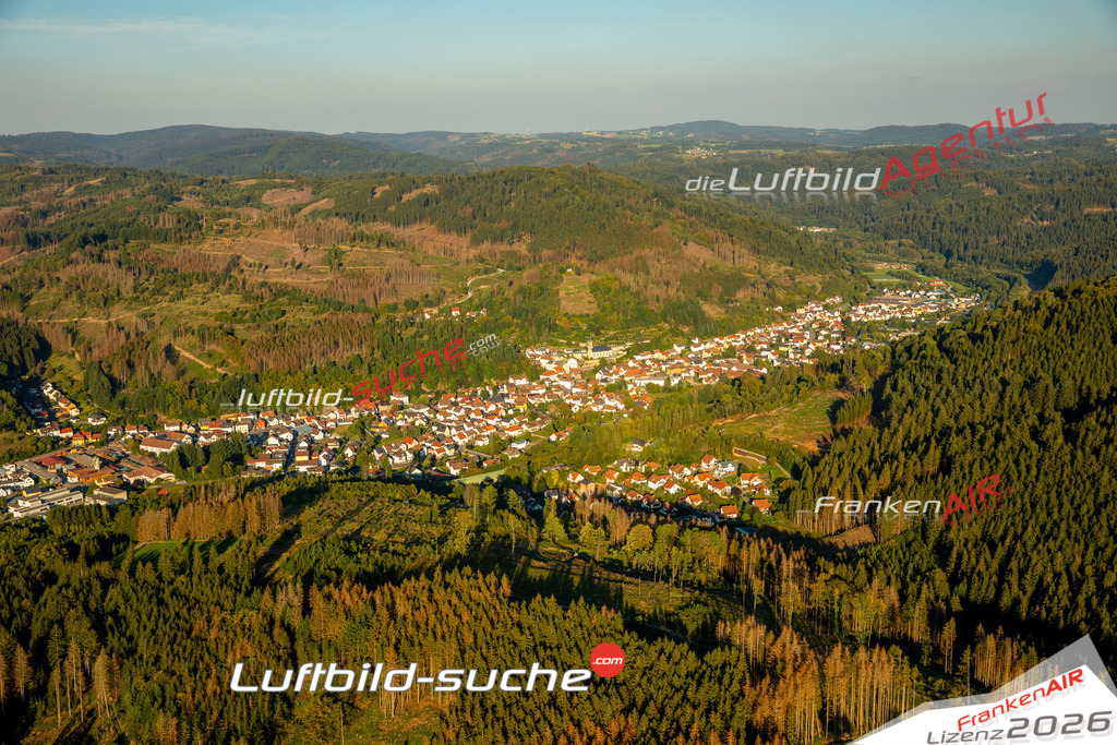Das Luftbild zeigt :  Wallenfels - Die Luftaufnahme wurde 2023 vom UL-Flugzeug aus erstellt ( keine Drohne ) - Hochauflösende Luftaufnahme - Für grossformatige Ausdrucke geeignet. Die Geschenkidee !Mit Lizenz und Bildrechte bestellbar