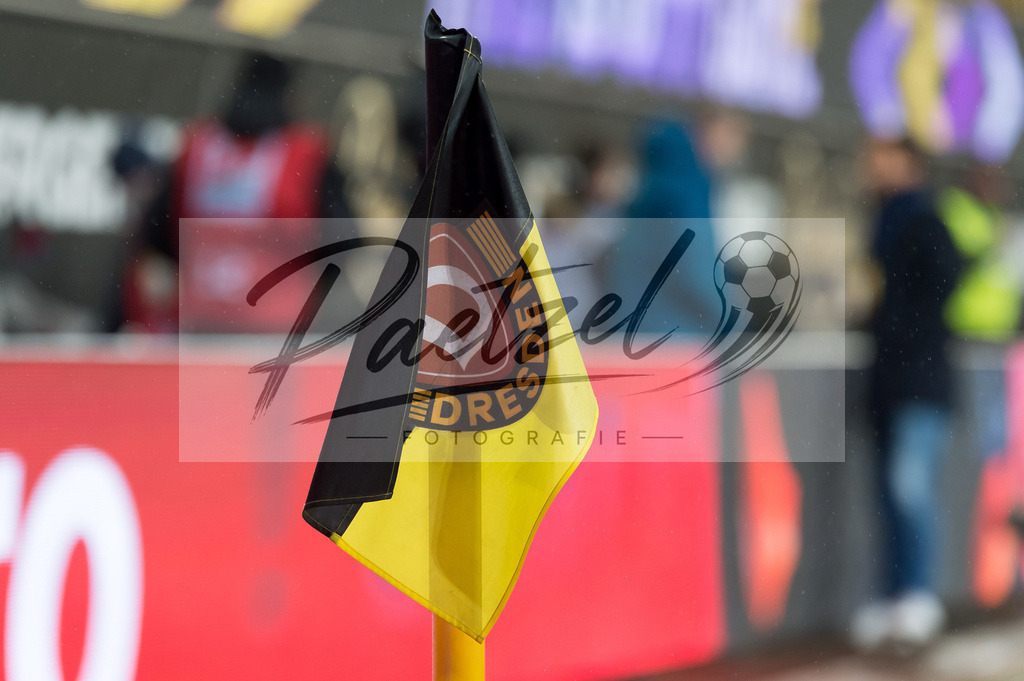 SGDHSV20220114_161 | Fussball, Herren: . Eckfahne bei dem Spiel der 2. Bundesliga zwischen SG Dynamo Dresden und Hamburger SV im Rudolf-Harbig-Stadion am 14.01.2022 in Dresden, Deutschland.DFB / DFL REGULATIONS PROHIBIT ANY USE OF PHOTOGRAPHS AS IMAGE SEQUENCES AND/OR QUASI-VIDEO. - Realisiert mit Pictrs.com