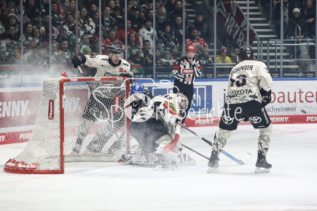 Augsburger Panther - Kölner Haie | Chirs COLLINS (AEV #10) wird von Moritz MUELLER (KEC #91) bearbeitet / Tobias ANCICKA (KEC #45)