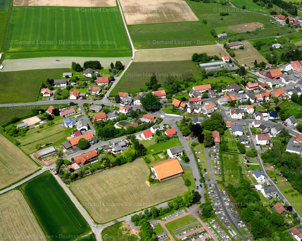 2614293 | NIEDER-OHMEN 09.06.2006 Landwirtschaftliche Nutzflächen und Feldgrenzen  umsäumen das Siedlungsgebiet des Dorfes in Nieder-Ohmen im Bundesland Hessen, Deutschland // Agricultural land and field boundaries surround the settlement area of the village  in Nieder-Ohmen in the state Hesse, Germany Foto: Gerhard Launer