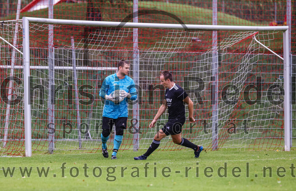 2023-08-27_043_TSV_Steinhoering_gegen_FC_Ebersberg | Steinhöring, Deutschland, 27.08.2023:
Fußball, Kreisklasse 2023 / 2024, 2. Spieltag, TSV Steinhöring gegen FC Ebersberg, Endergebnis: 2:0

Torwart Sebastian Frank (FC Ebersberg, #1), Mijo Bacak (TSV Steinhöring, #6)

Foto: Christian Riedel / fotografie-riedel.net