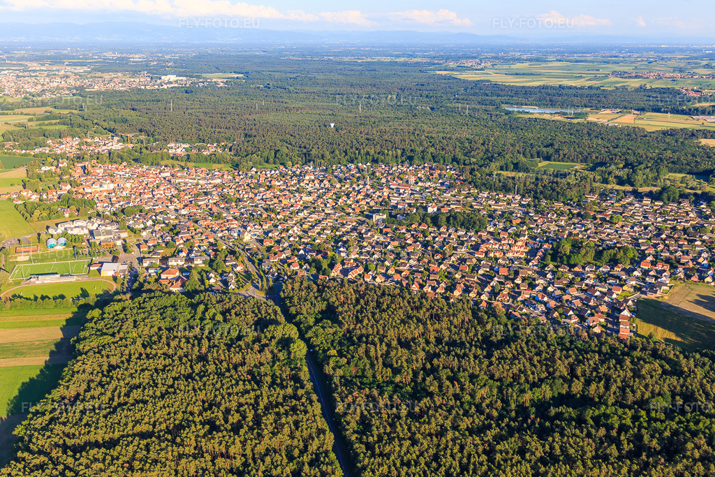 Vue aérienne: Vue de la ville depuis le nord-est à Schweighouse-sur-Moder dans le département Bas Rhin, France – .Photo: IMG_115464.jpg prise le 16/06/2019 par Werner Riehm/FLY-FOTO.eu – Résolution de l'original: 5418 x 3612 px