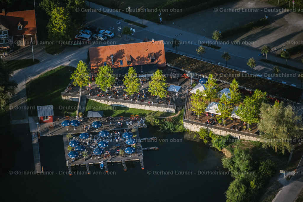 4051052 | SPALT 03.09.2021 Tische und Sitzbänke der Freiluft- Gaststätten " Großer Brombachsee " in Spalt im Bundesland Bayern, Deutschland. Weiterführende Informationen bei: Touristikverband "Sonnenseite Brombachsee" e.V.. // Tables and benches of open-air restaurants " Grosser Brombachsee " in Spalt in the state Bavaria, Germany. Further information at: Touristikverband "Sonnenseite Brombachsee" e.V.. Foto: Gerhard Launer