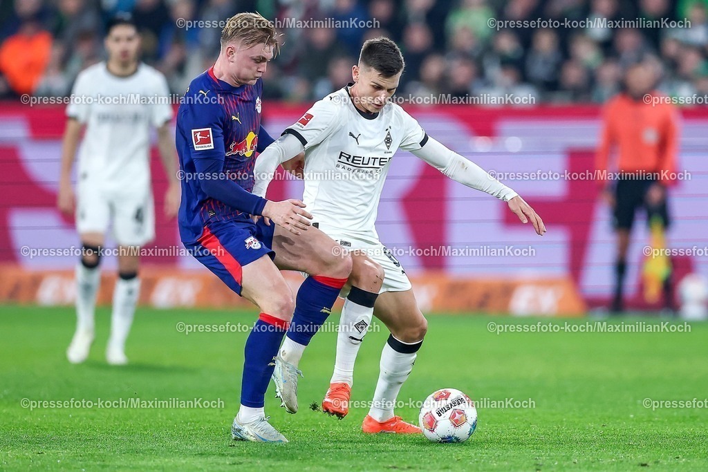 BMG28112501037 | 28.11.2025, Fußball, Borussia Mönchengladbach - RB Leipzig, 1. Fußball Bundesliga, 12.Spieltag, Borussia-Park, Saison 2025 2026: Xaver Schlager (RB Leipzig #24) im Zweikampf gegen  Yannik Engelhardt (Borussia Mönchengladbach #06) DFB regulations prohibit any use of photographs as image sequences and or quasi-video.