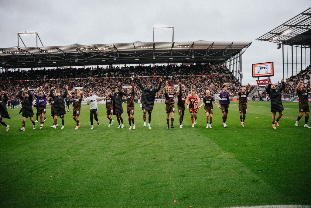 FCSP_YD-4740 | Der offizielle Shop für FC St. Pauli Fotos. Wähle aus Spielszenen & Fanmomenten dein FCSP Wunschformat. Wir liefern Millerntor-Atmosphäre.