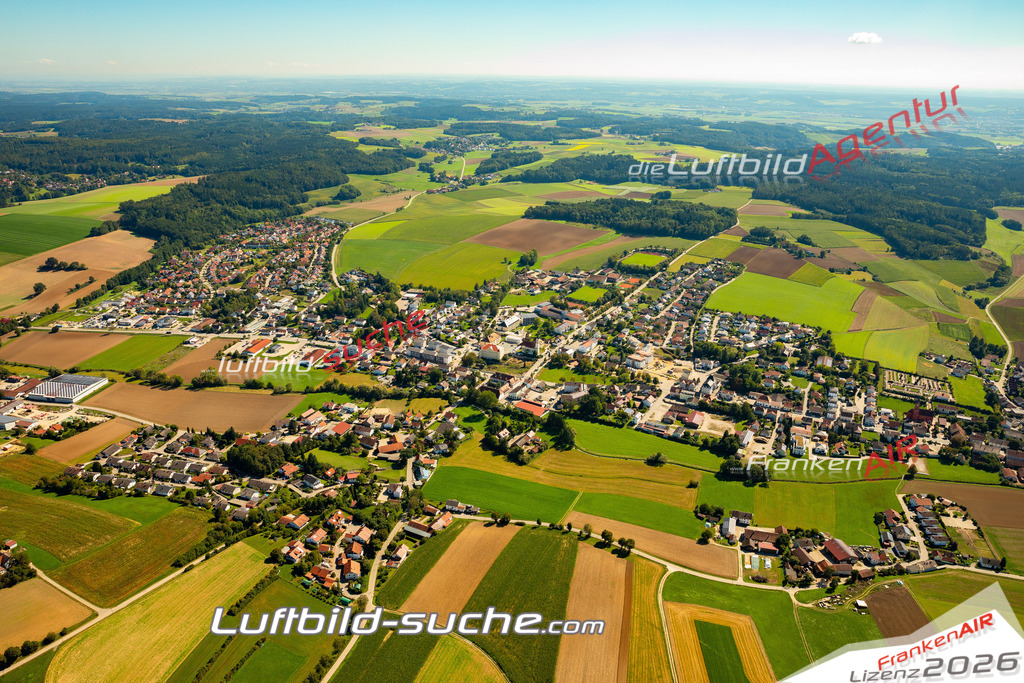 Das Luftbild zeigt :  Mengkofen - Die Luftaufnahme wurde 2023 vom UL-Flugzeug aus erstellt ( keine Drohne ) - Hochauflösende Luftaufnahme - Für grossformatige Ausdrucke geeignet. Die Geschenkidee !Mit Lizenz und Bildrechte bestellbar