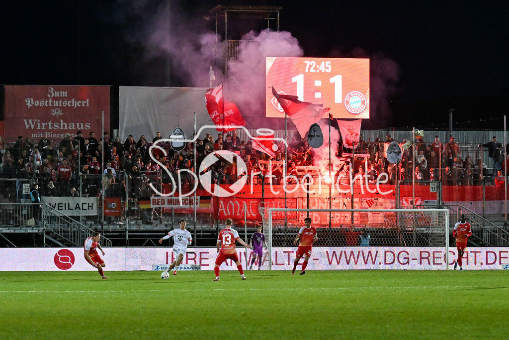 FC Würzburger Kickers - FC Bayern Amateure | WÜRZBURG, DEUTSCHLAND - 10. APRIL: Fans der Bayern zünden in Würzburg erneurt Pyrotechnik / Pyro / Fackel / Feuer / Symbolbild während dem Match zwischen dem FC Würzburger Kickers und den Amateuren des FC Bayern München am 28. Spieltag der Regionalliga Bayern in der AKON Arena