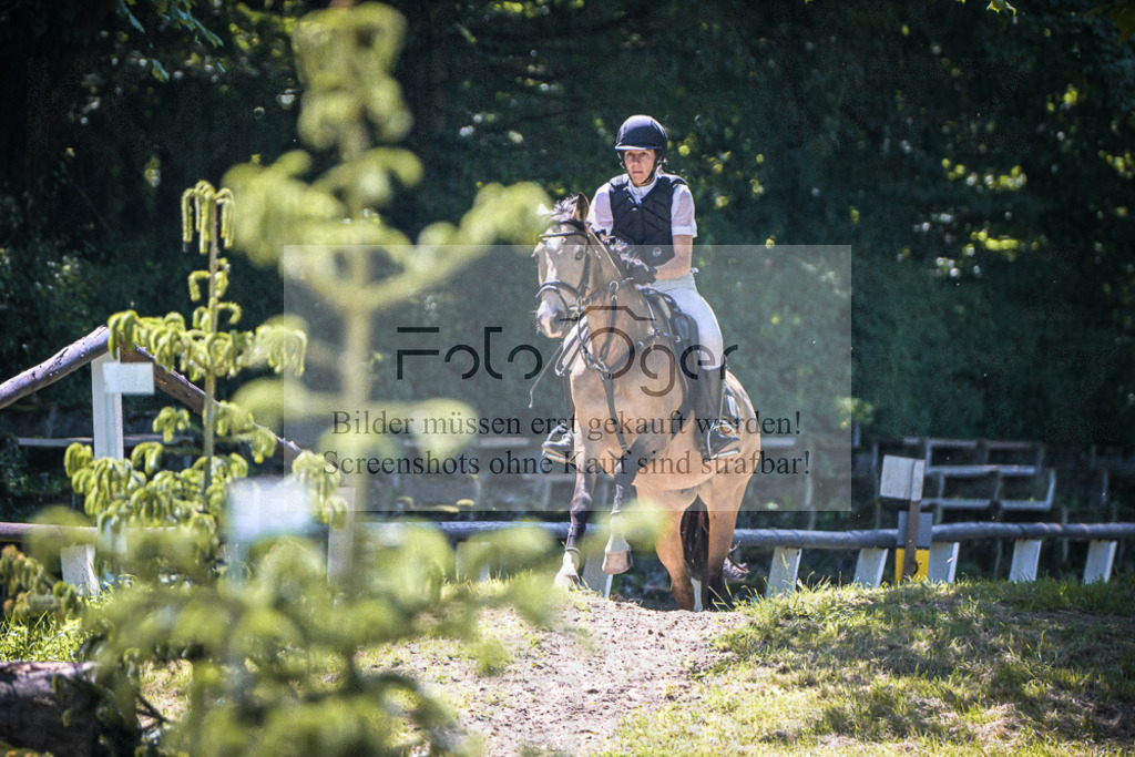 DOS_3679 | Entdecke hochwertige Reitturnierfotos von Foto Oger. Professionell, emotional und authentisch – jetzt Lieblingsmomente im Shop bestellen.Deutschlandweite Turnierfotografie. - Realisiert mit Pictrs.com