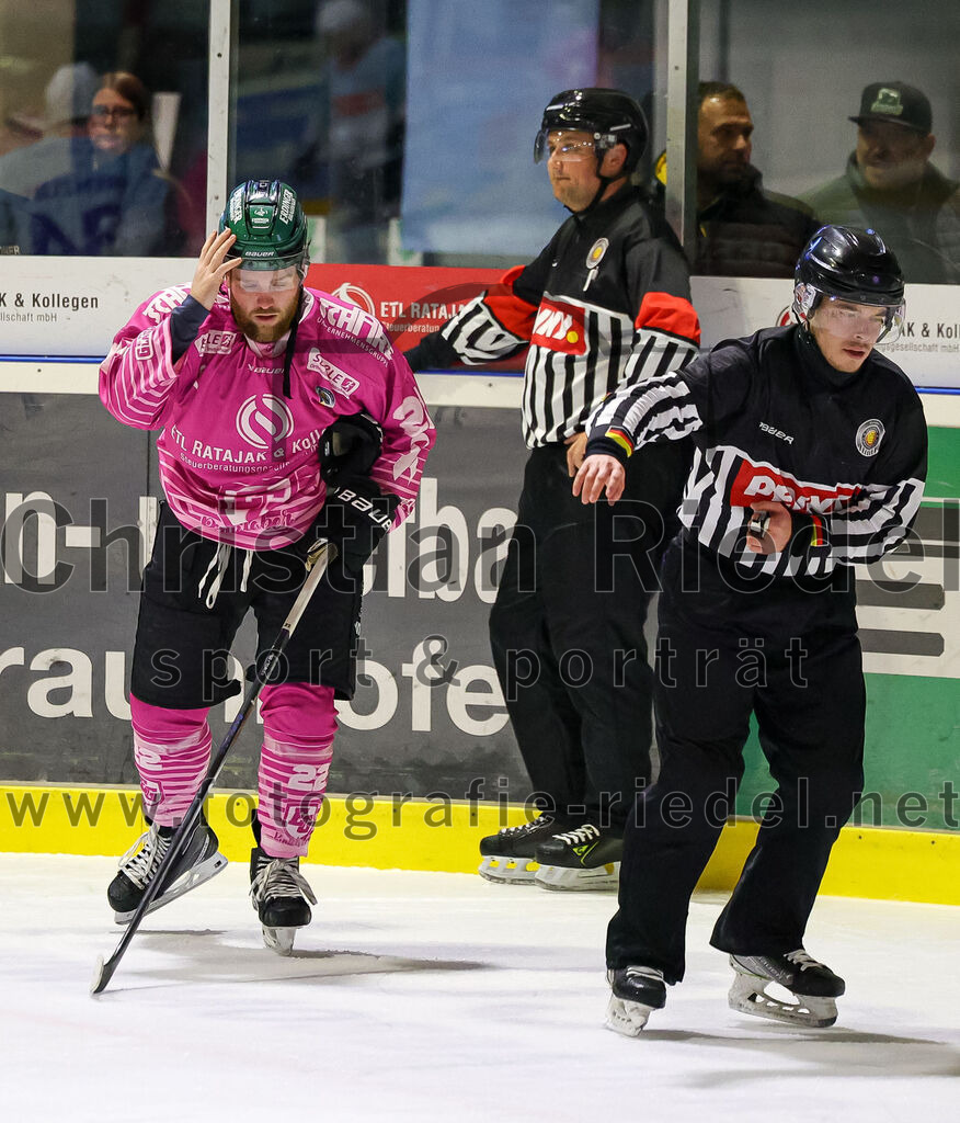 2025-10-05_150_TSV_Erding_gegen_Heilbronner_Falken | Erding, Deutschland, 05.10.2025:Eishockey, Oberliga Süd 2025 / 2026, 6. Spieltag, TSV Erding gegen Heilbronner Falken, Endergebnis: 3:1Grady Hobbs (Erding Gladiators, #22)Foto: Christian Riedel / fotografie-riedel.net