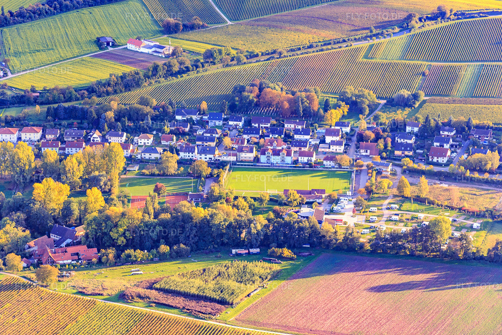 Luftbild: Sportplatz aus Norden im Ortsteil Ingenheim in Billigheim-Ingenheim im Bundesland Rheinland-Pfalz in Deutschland. Foto: IMG_074619.jpg vom 14.10.2014 durch Werner Riehm/FLY-FOTO.deAuflösung des Originals: 5472 x 3648 px