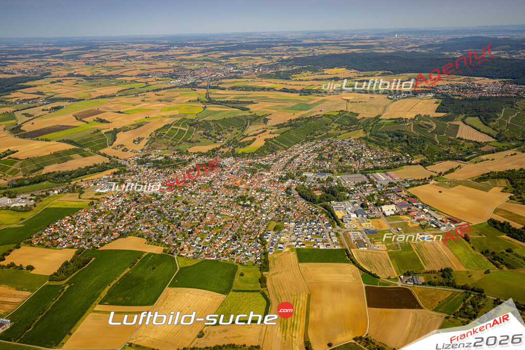 Das Luftbild zeigt :  Sulzfeld - Die Luftaufnahme wurde 2024 vom UL-Flugzeug aus erstellt ( keine Drohne ) - Hochauflösende Luftaufnahme - Für grossformatige Ausdrucke geeignet. Die Geschenkidee !Mit Lizenz und Bildrechte bestellbar