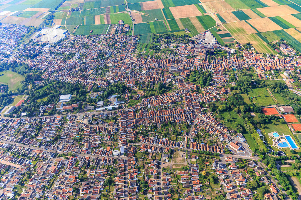 Stadtübersicht von Nordwesten | Luftbild: Stadtübersicht von Nordwesten in Bellheim im Bundesland Rheinland-Pfalz in Deutschland. Foto: IMG_114265.jpg vom 26.05.2019 durch Werner Riehm/FLY-FOTO.de - Realisiert mit Pictrs.com