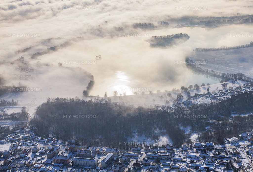 Aerial view: Bassin des Mouettes from the northwest in winter with snow and fog in Lauterbourg in the state Bas-Rhin, France. – Photo: IMG_36138.jpg taken on 01/02/2011 by Werner Riehm/FLY-FOTO.com – Resolution of the original: 4648 x 3168 px