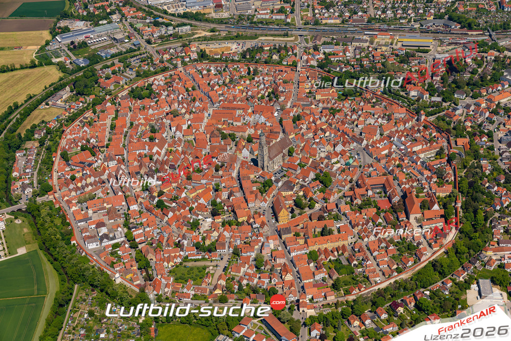 Das Luftbild der Stadt Nördlingen wurde 2021 vom Flugzeug heraus erstellt (keine Drohne) Aufnahmehöhe ca.450 Meter- hohe Bildauflösung und Druck-Qualität garantiert!