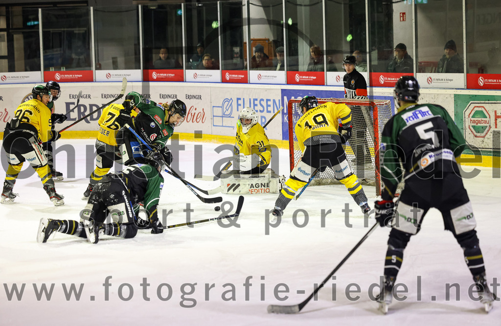 2023-02-10_128_TSV_Erding_gegen_ERSC_Amberg | Erding, Deutschland, 10.02.2023:
Eishockey, Bayernliga Meisterrunde Gruppe B 2022 / 2023, 3. Spieltag, TSV Erding gegen ERSC Amberg, Endergebnis: 6:3

Michael Franz (Erding Gladiators, #13), Torwart Timon Bätge (ERSC Amberg, #31), Kevin Schmitt (ERSC Amberg, #19), Florian Zimmermann (Erding Gladiators, #5)

Foto: Christian Riedel / fotografie-riedel.net