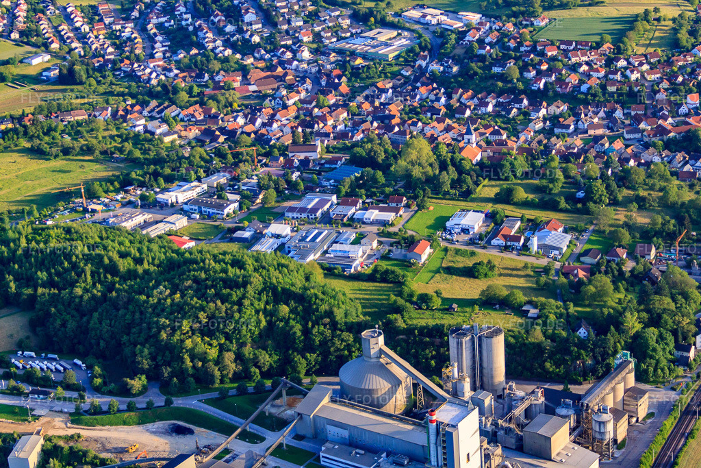 Luftbild: Gewerbegebiet Brettener Straße am Zementwerk mit SylaTech GmbH und Visucom GmbH im Ortsteil Wössingen in Walzbachtal im Bundesland Baden-Württemberg in Deutschland. Foto: IMG_57848.jpg vom 14.06.2013 durch Werner Riehm/FLY-FOTO.deAuflösung des Originals: 4752 x 3168 pxWWW.SYLATECH-GLOVEBOX.DE