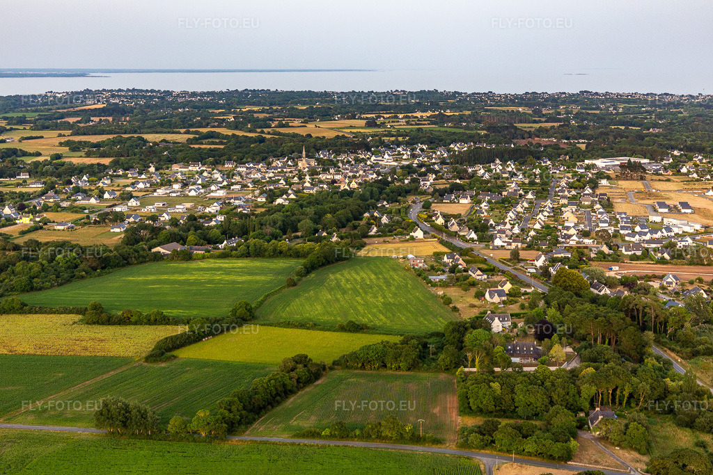 Vue aérienne: Vue de la ville à Plobannalec-Lesconil dans le département Finistère, France. Photo: IMG_132699.jpg prise le 17/06/2022 par Werner Riehm/FLY-FOTO.eu – Résolution de l'original: 5364 x 3576 px