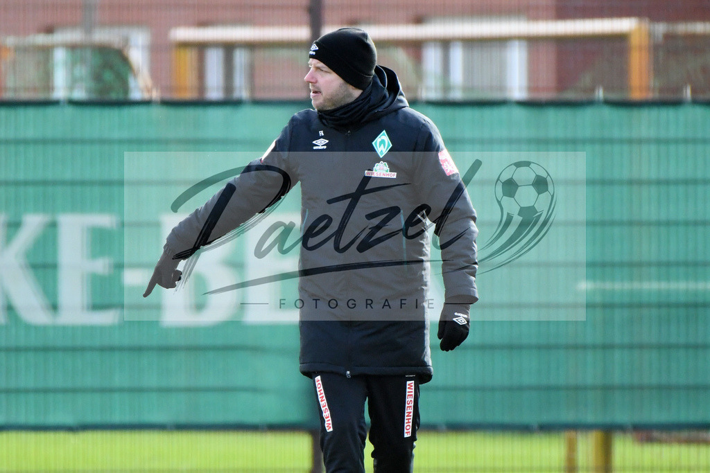 20200212_TRASVW_0018 | Fussball, Herren: Trainer Florian Kohfeldt (SV Werder Bremen) gestikuliert waehrend der Trainingseinheit des SV Werder Bremen auf dem wohninvest Weserstadion Trainingsplatz am 12.02.2020 in Bremen, Deutschland. - Realisiert mit Pictrs.com