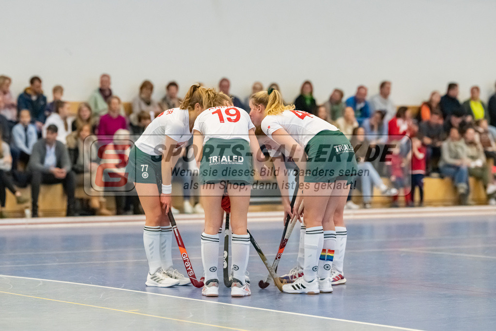 HK_20230107_102142 | 1. Bundesliga ( Halle ) Damen Düsseldorfer HC -  Crefelder HTC am 7.1.2023 Düsseldorfer HC, Düsseldorf , Krings Lynn ( Crefelder HTC #19 ) , Küskes Anna ( Crefelder HTC #44 ) , Michler Nele ( Crefelder HTC #77 )
