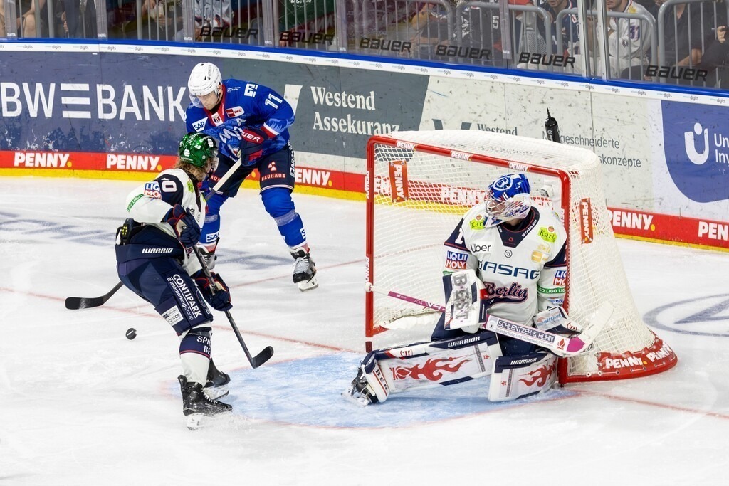 DEL, Deutsche Eishockey Liga Saison 2025/26, 3. Spieltag: Adler Mannheim gegen Eisbären Berlin***Bild: Kristian Reichel (11, Mannheim) mit dem Tor für die Adler | DEL, Deutsche Eishockey Liga Saison 2025/26, 3. Spieltag: Adler Mannheim gegen Eisbären Berlin***Bild: Kristian Reichel (11, Mannheim) mit dem Tor für die Adler - Realisiert mit Pictrs.com