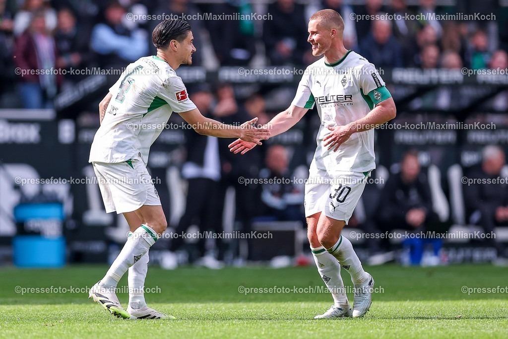 BMG16052601068 | 16.05.2026, Fußball, Borussia Mönchengladbach - TSG 1899 Hoffenheim, 1. Fußball Bundesliga, 34.Spieltag, Borussia-Park, Saison 2025 2026: Torjubel nach dem Tor zum 3:0 durch Torschütze Kevin Diks&nbsp;(Borussia Mönchengladbach #04)  zusammen mit Nico Elvedi&nbsp;(Borussia Mönchengladbach #30) DFB regulations prohibit any use of photographs as image sequences and or quasi-video.