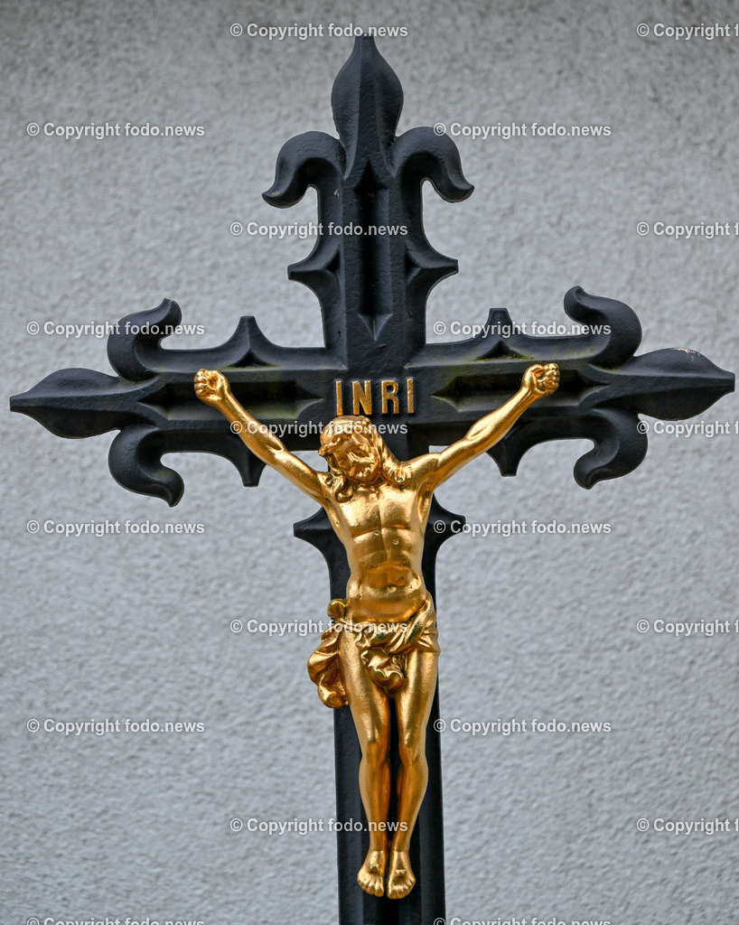 Friedhof_ Kreuz_ Kruzifix_ Jesu Christi_ Allerheiligen_ 20.10.2023-4 | 20.10.2023, Friedhof, AUT, Allerheiligen, Themenbilder im Bild Friedhof, Kreuz, Kruzifix, Jesu Christi, Allerheiligen, Engerl, Engel, Kerzen, Grab, Grablicht, Blumen, Symbolbild, Feature